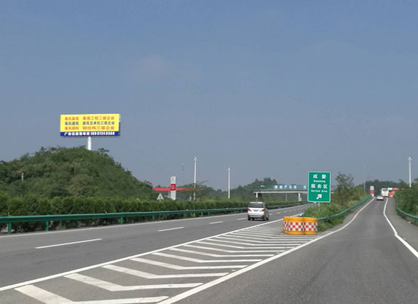 高速公路立柱廣告：車(chē)流視線(xiàn)高度與畫(huà)面尺寸的黃金比例